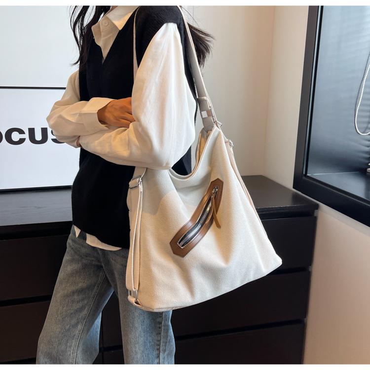 

Вместительная сумка-тоут женская 2025 новый нишевый дизайн повседневная на плечо простая личность текстура сумка-мессенджер