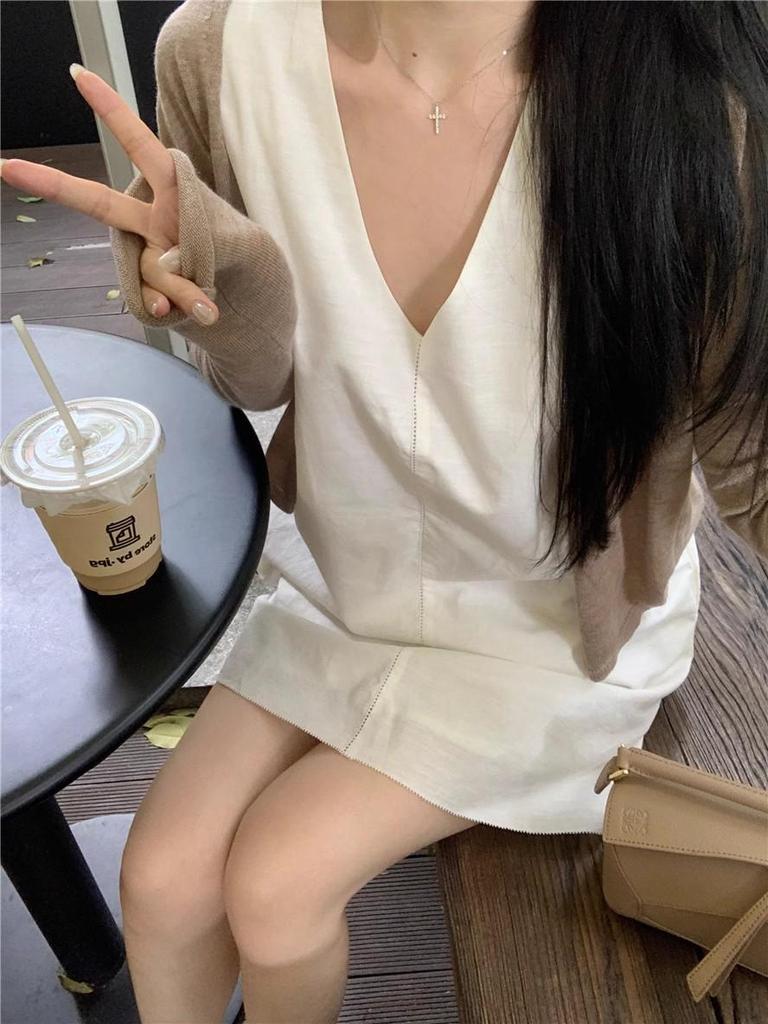 Women's Stylish V-Neck Sleeveless Summer Dress: Loose Fit, Slimming, Solid Color, Short Skirt - New Fashion Collection.