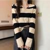 Ein stilvoller gestreifter Strickpullover für den Damenherbst, mit einem Retro- und lässigen Stil, langärmeliges kurzes Oberteil