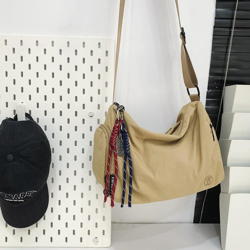 

Japanese lightweight, simple and fashionable shoulder bag men s 2025 new casual fashion girls messenger bag sports fitness bag Small хаки