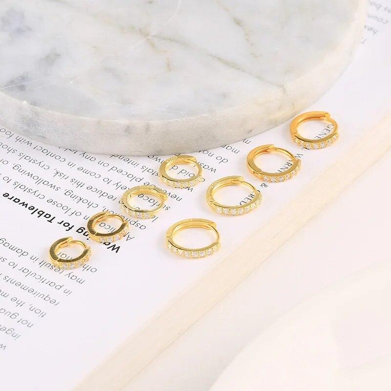 Pendientes pequeños con dijes de aro Huggie para mujer, cartílago delicado, Circonia cúbica de arcoíris, anillos de oreja de Color plateado, joyería de fiesta de moda