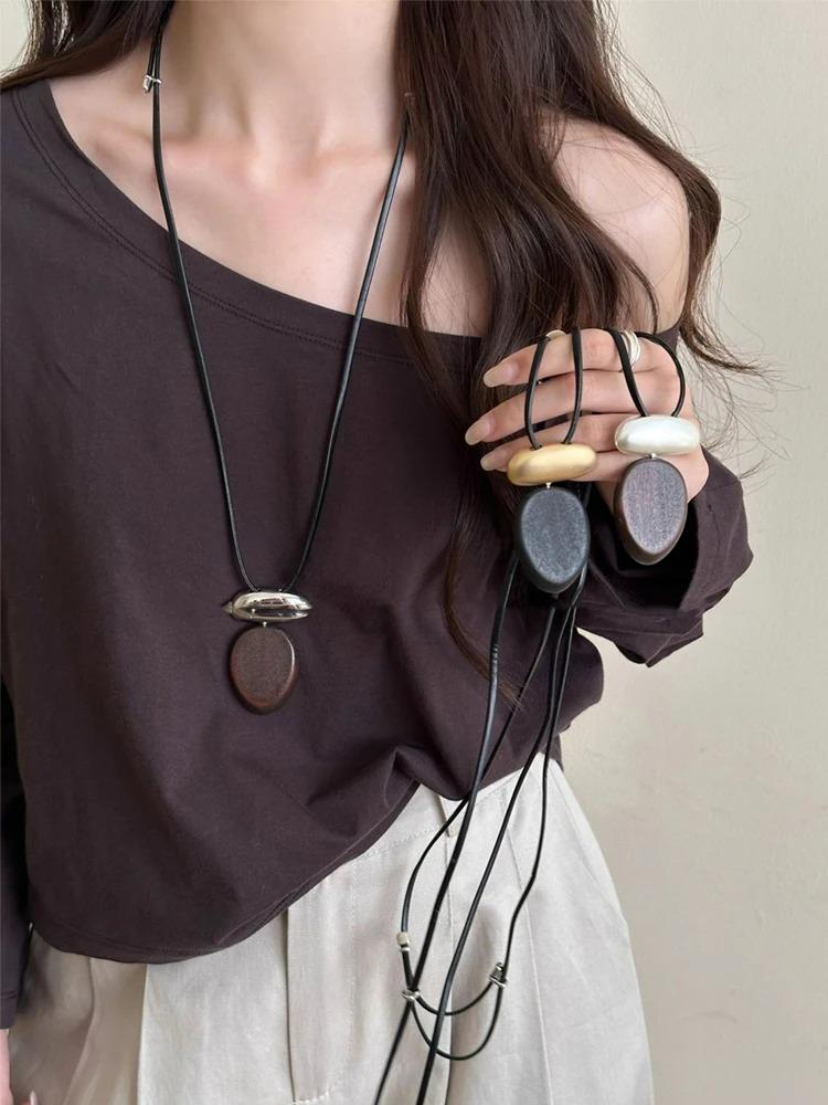 Vintage Ovales Hölzernes Y2K Anhänger Halskette für Damen Minimalistischer Mattes Metall Block Verstellbare Leder Kordel Pullover Kette Schmuck