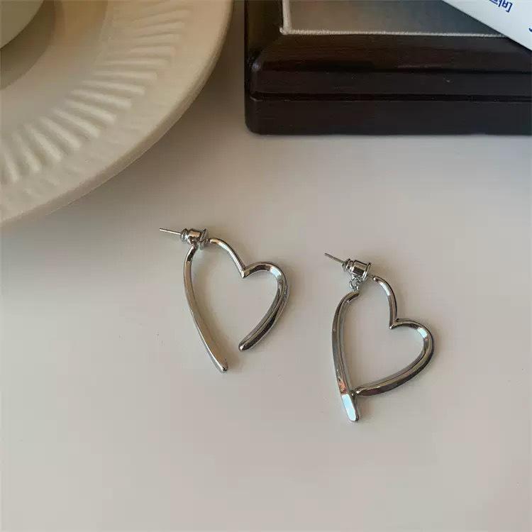 French Retro Geometric Metal Stud Earrings for Women - Elegant and Versatile Heart Design