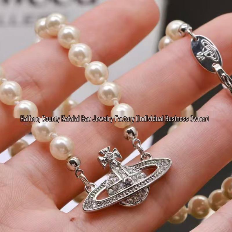 Exquis collier pendentif planète en diamant et perle