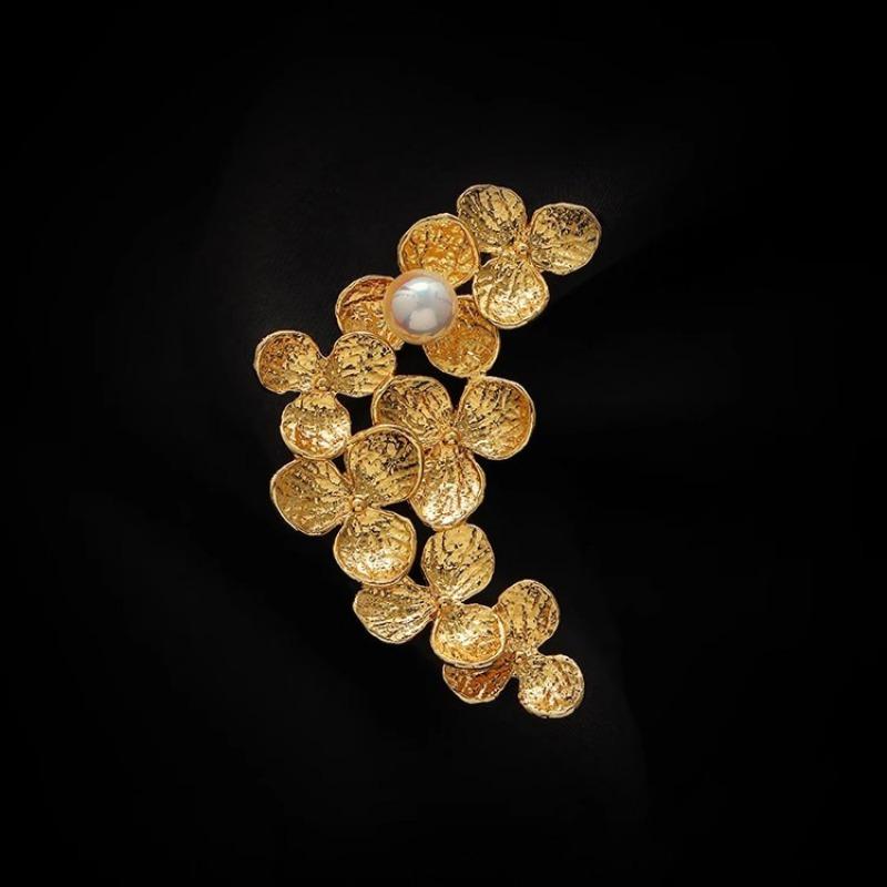 Retro Flower Brooch, High-end Feminine Pearl Brooch, Light Luxury and Niche Design Sense Brooch