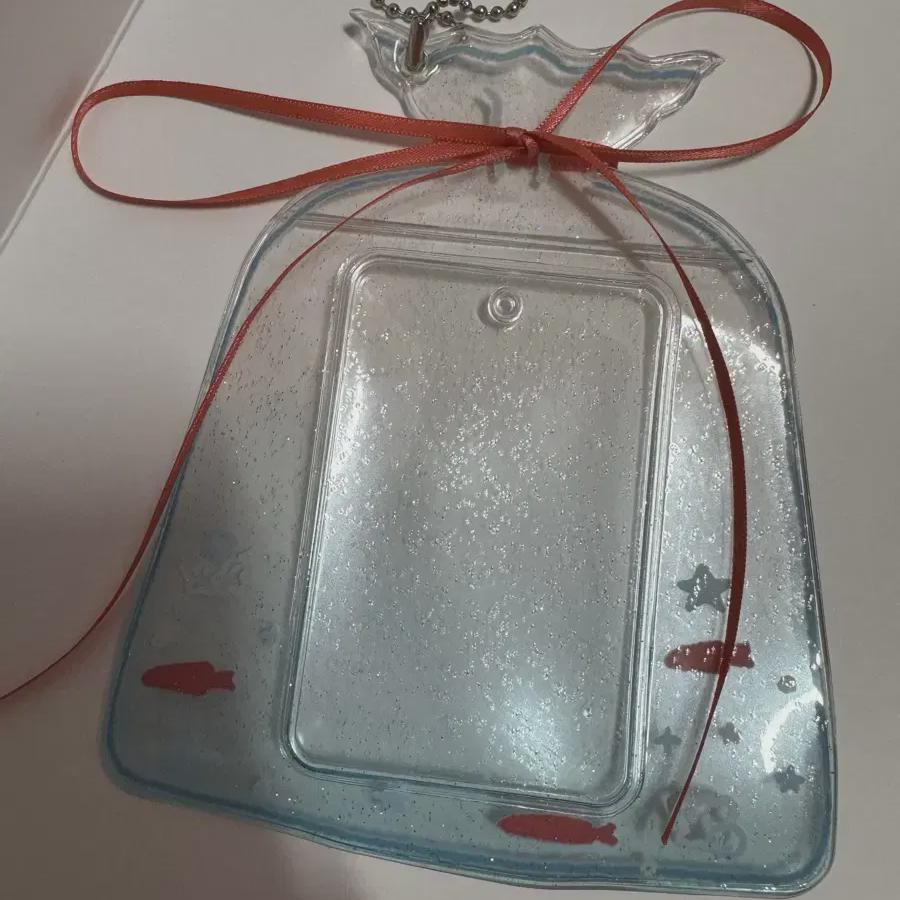 

Держатель для фотокарточек в форме аквариума с Boynextdoor