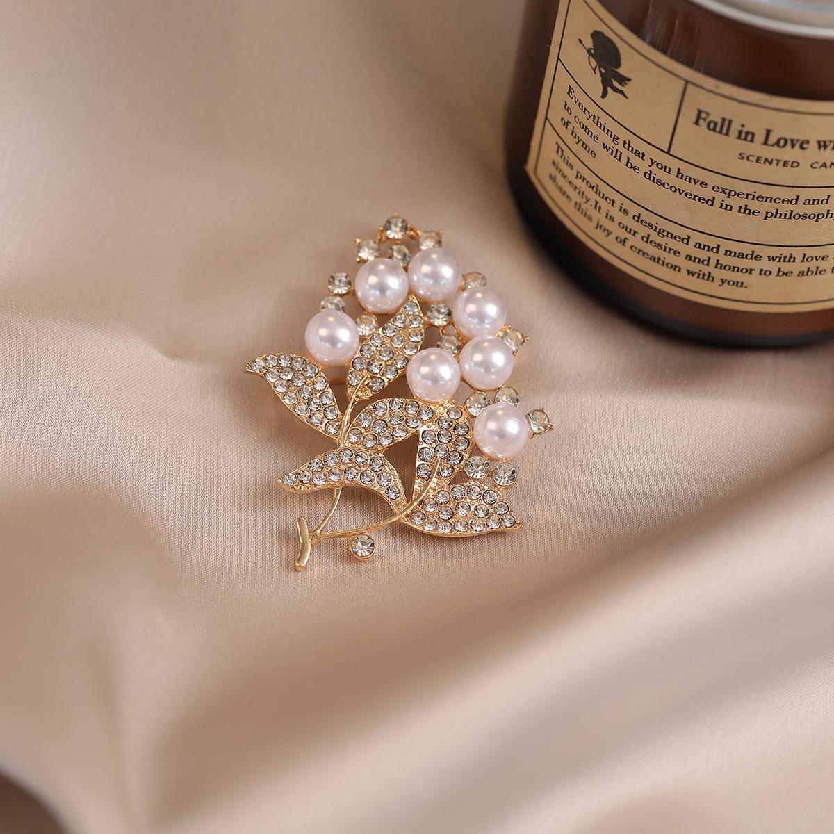 

Брошь в виде листа излучает ощущение высокого класса, нишевости и изысканности женского костюма. Брошь — это стильный и дизайнерский аксессуар.