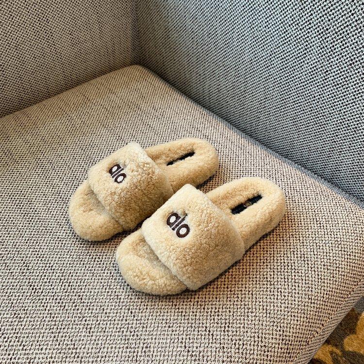 Korean version of thick-soled lamb wool slippers women's outer wear 2025 new autumn and winter versatile fashion one-word plush drag