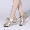 Sapatos de dança femininos de corte baixo com sola macia para dança contemporânea, apresentando um design de biqueira rasa.