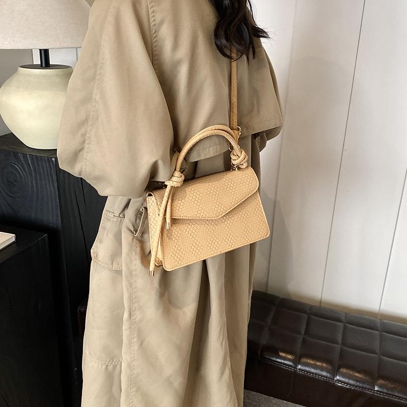 

Premium niche bag 2025 autumn and winter new fashion messenger bag women ins hand-woven shoulder handbag хаки