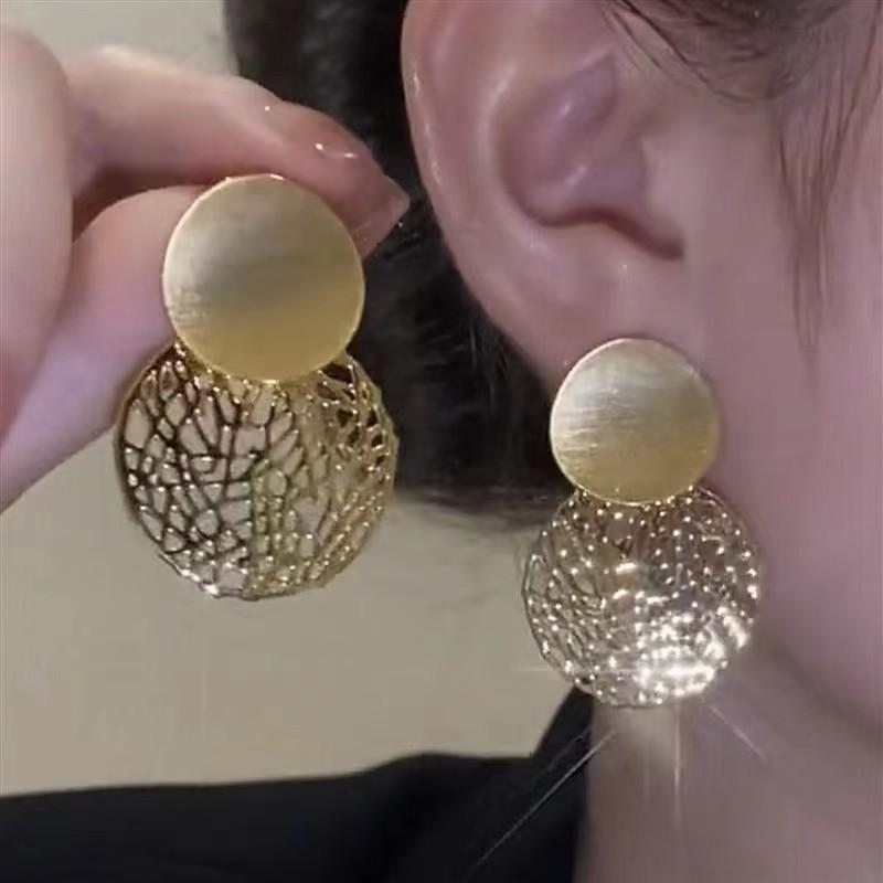 Fashionable Round Hollow Earrings Sense Design Women s Earrings High End Woven Mesh Circle Design with Gold Color Earrings Gifts