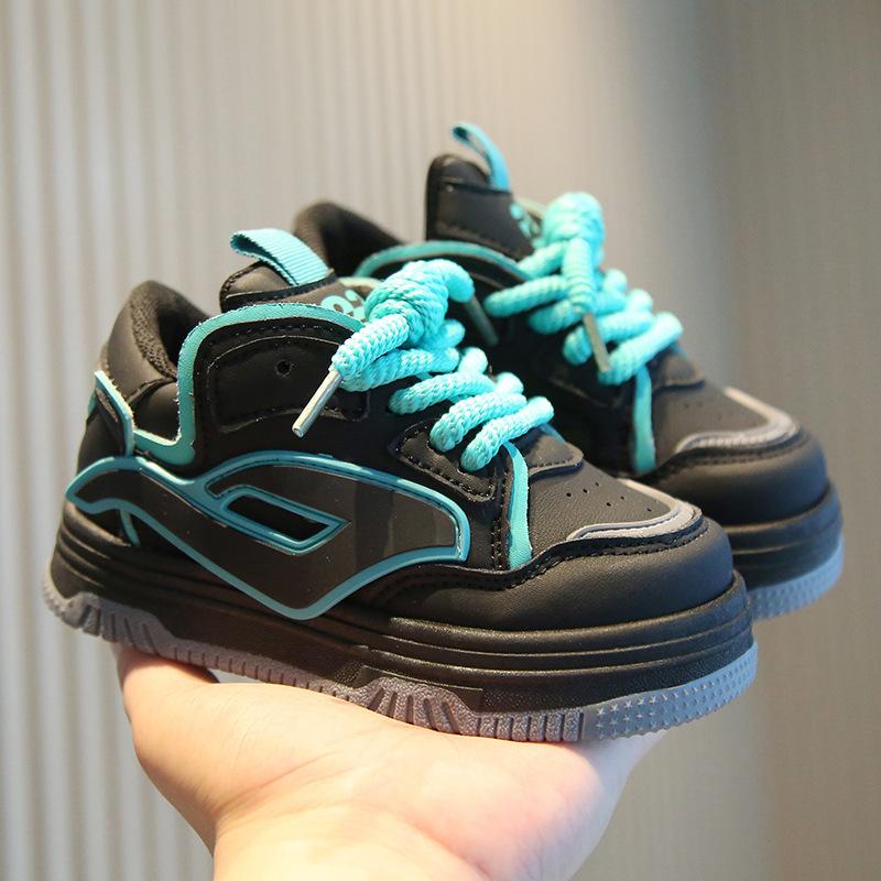 Kinder Sportschuhe 2025 Frühling und Herbst Jungen Freizeit Board Schuhe High-Top Mädchen kleine weiße Schuhe weichsohlige Baby Brotschuhe