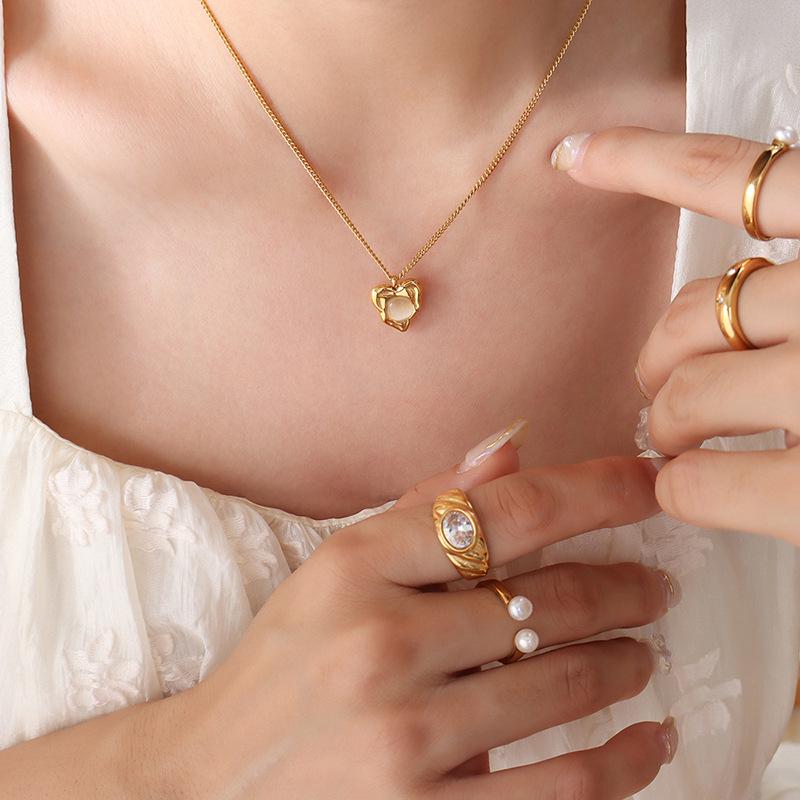 Hong Kong-Style Elegant Heart-Shaped Cat's Eye Stone Pendant Necklace On Gold-Plated Clavicle Chain.