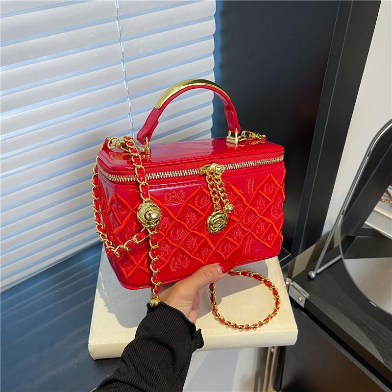 

Women s bag heavy industry embroidery texture fashionable mini bag women s 2025 autumn and winter new simple foreign style shoulder bag 19*9*13 червоний
