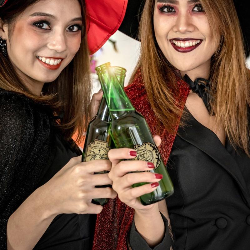 Pack of 12 Halloween Wine Bottle Sticker Retro Design Waterproof Paper Halloween Beer Bottle Sticker for Party Decors