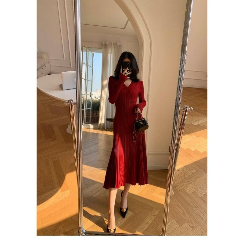 Temperament Socialite High-end V-neck Red Knitted Dress, Festive Clothes In Autumn and Winter, High-cold Imperial Sister Style Skirt