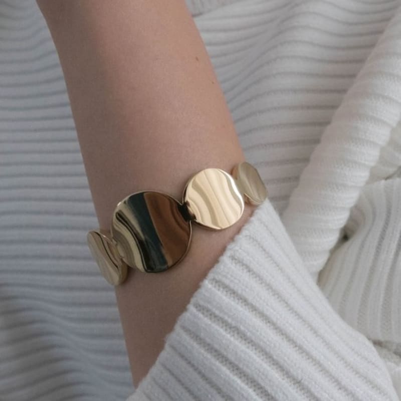 Goyu Bold Circle Cuff