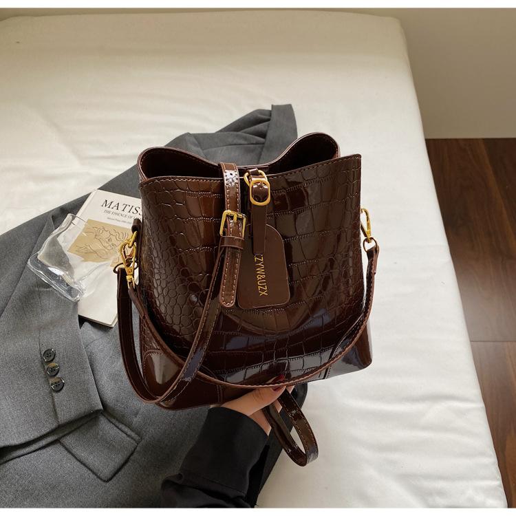 

2025 new bucket bag retro women s handbag niche texture shoulder bag crossbody women s bag large capacity темно-коричневого