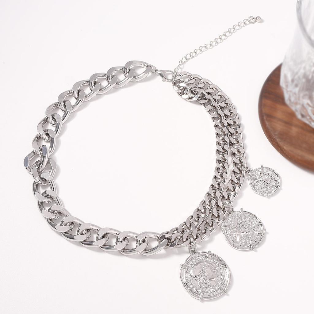 Metal chain personalized creative coin pendant collarbone chain necklace, temperament light luxury high-end jewelry