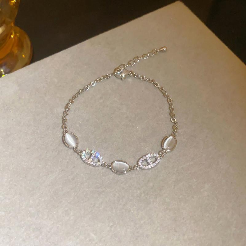 French Zircon Flower Pendant Bracelet With Diamond Setting For Womens Fashion Accessory