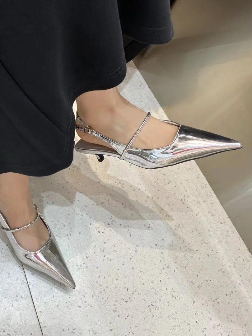 Модные женские босоножки из лакированной кожи золотистого и серебристого цвета с острым — фото 6