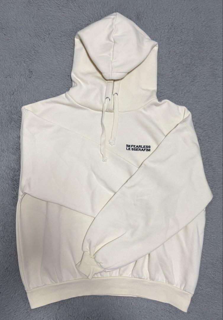 

[Б/У] Толстовка оверсайз с флисовой подкладкой LE SSERAFIM × MURUA Collaboration белого цвета