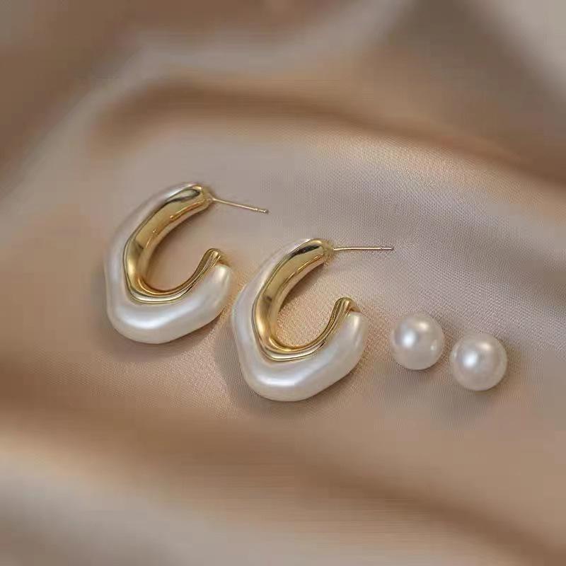 Iridescent White Irregular Stud Earrings - 2024 Trend Faux Pearl Ear Jewelry