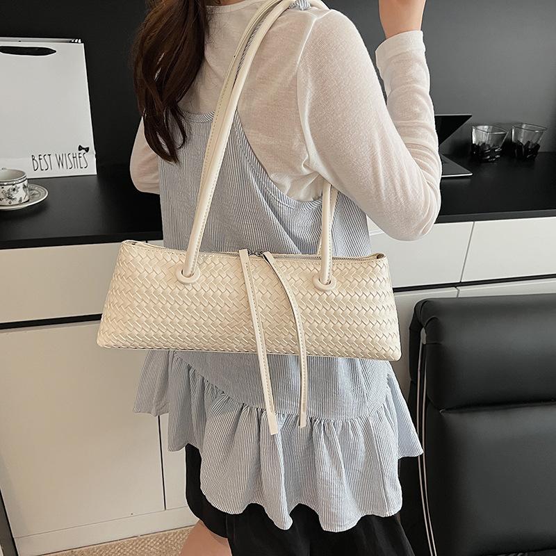 Summer woven underarm bag women's new fashion simple portable shoulder bag niche baguette bag