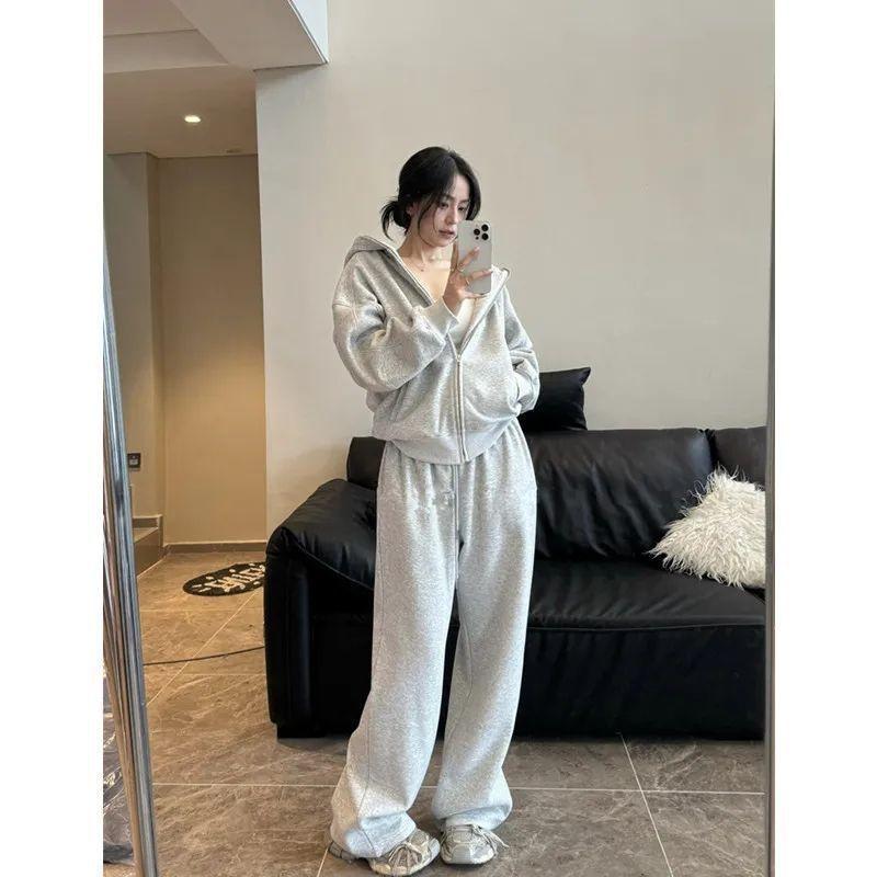 Jednoduchá jednobarevná ležérní sportovní souprava pro ženy na podzim a zimu, obsahující bundu s kapucí a široké kalhoty