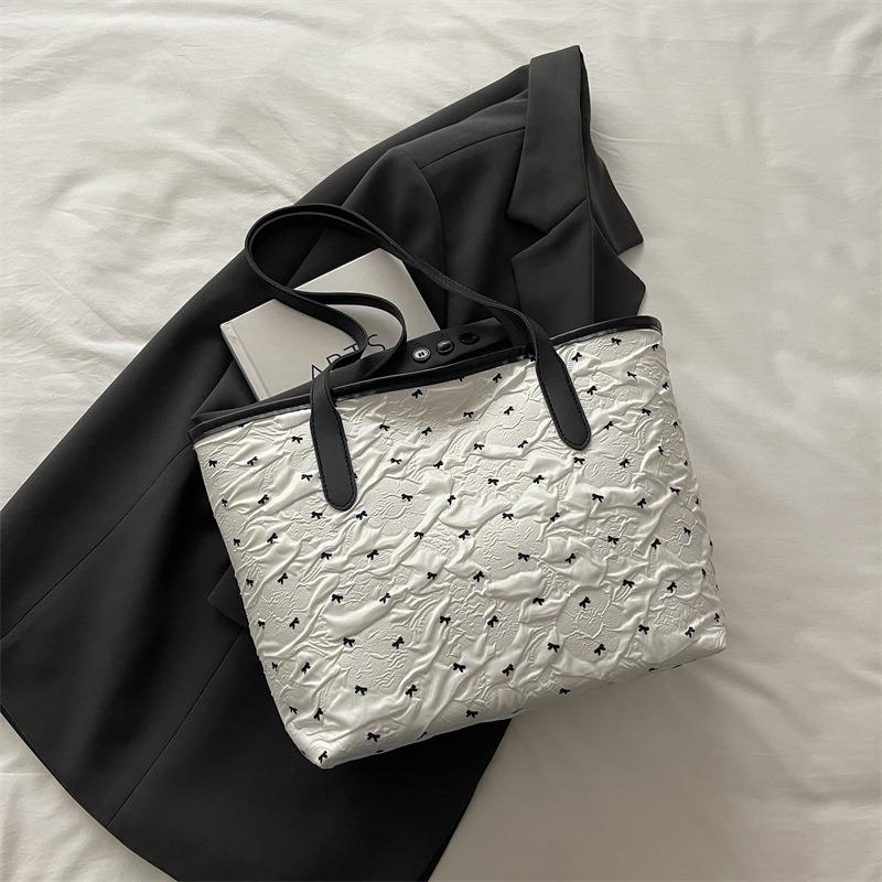 Go To Work Portable Large-capacity Bag Women's New Fashion Polka Dot Tote Bag Sweet Shoulder Armpit Bag