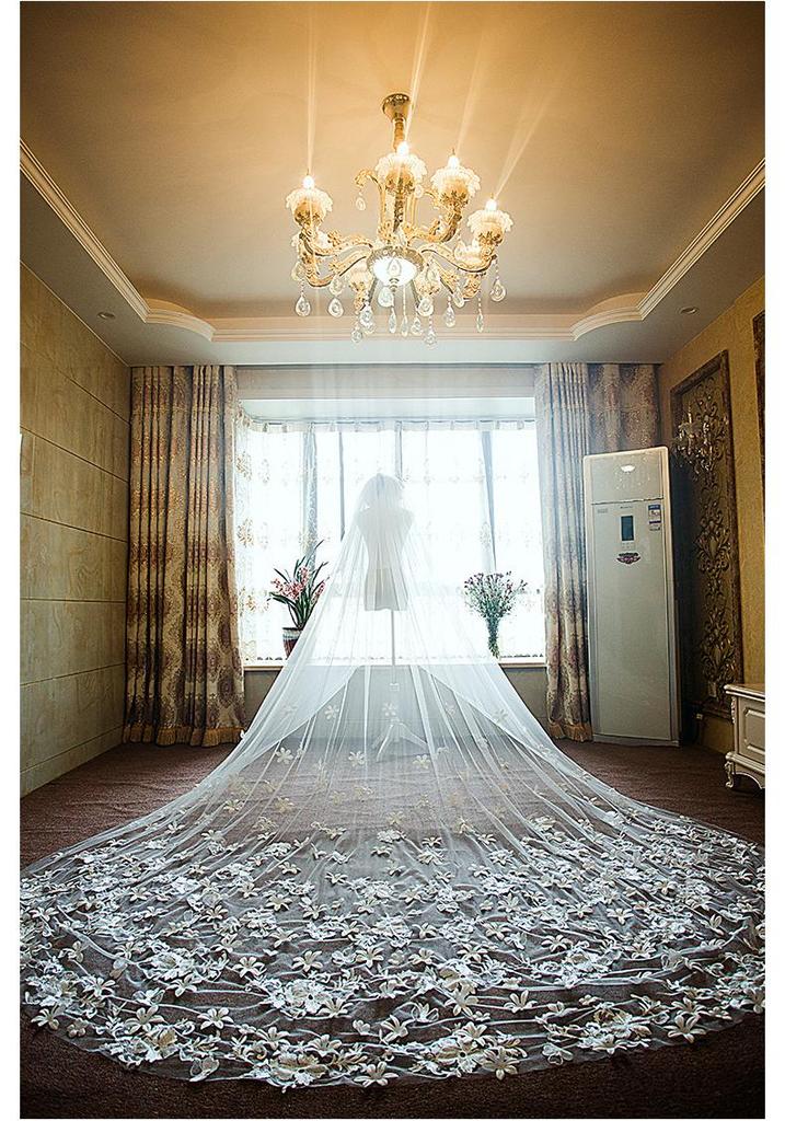 Elegante Vestido de Novia con Encaje Europeo y Adornos de Cristal con Larga Cola de Tul