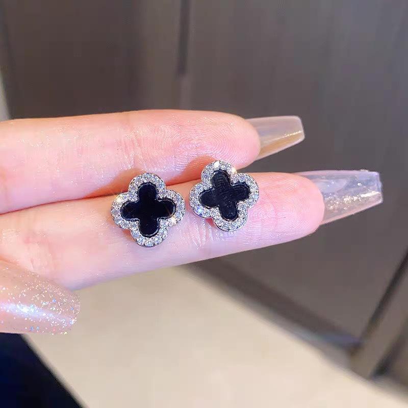 Bracelet Exquis Trèfle à Quatre Feuilles Diamant Perlé - Bijou de Luxe Polyvalent pour Femmes