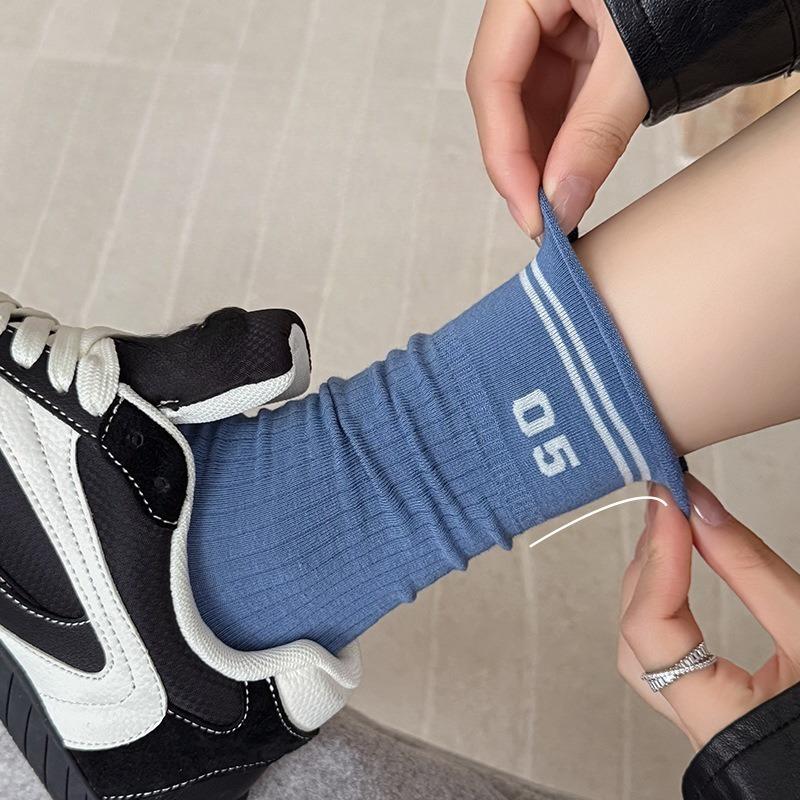 Striped Socks for Women's Autumn and Winter Mid-calf Socks, Sweat-absorbing and Odor-proof, with Rolled Edges and Boneless College Style Sports Socks