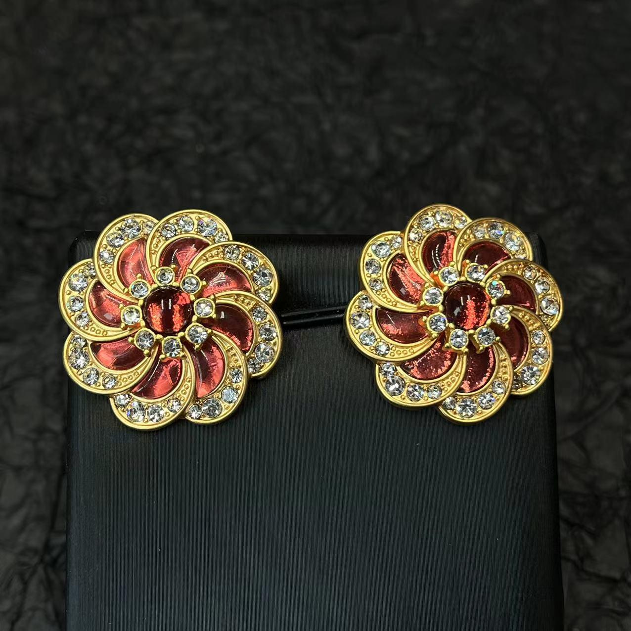 

Винтажные серьги-цветы с красными и зелеными драгоценными камнями и золотой пластиной, усыпанной бриллиантами, трехмерный дизайн, роскошный придворный стиль