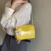 Mini Bolsas Quadradas Transversais Para Mulheres Couro PU Macio Cor Pura Bolsa de Ombro Bost Com Pingente de Flor 2026 Nova Moda Bolsa de Mão