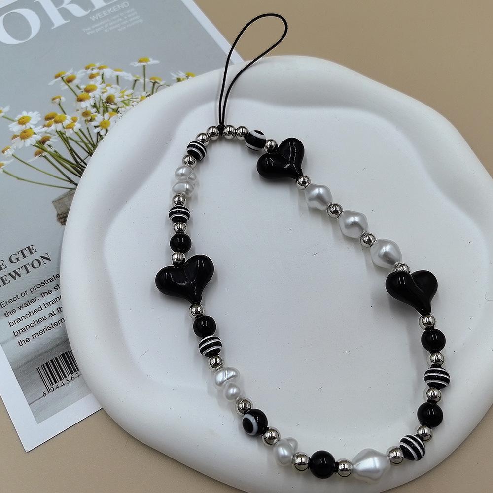 

Сделай сам брелок для телефона с бусинами в виде бабочки «Черный глаз дьявола» и шнурком-бантом