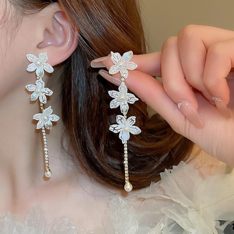 Boucles d'oreilles puces élégantes en argent avec fleurs de perles et pampilles - Mode française haut de gamme polyvalente