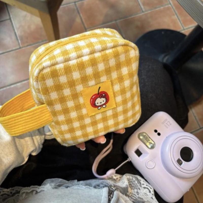 Women's Red Plaid Large-Capacity Makeup Bag – Cute Mini Storage for Lipstick, Camera, and Miscellaneous Items