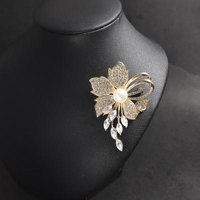 Broches de luxo, elegantes e vintage, com pingentes de zircônia cúbica, flores de imitação de pérolas, acessórios para ternos femininos, alfinetes para casaco, fivela para cachecol, joias para presente