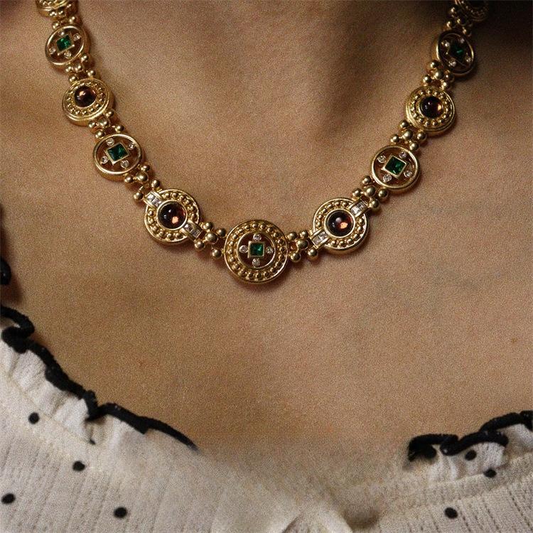 Este Colar de Latão Esmaltado Colorido Vazado Estilo Corte, Completo com uma Gargantilha, é Perfeito para Festas, Feriados e outras Ocasiões Especiais.