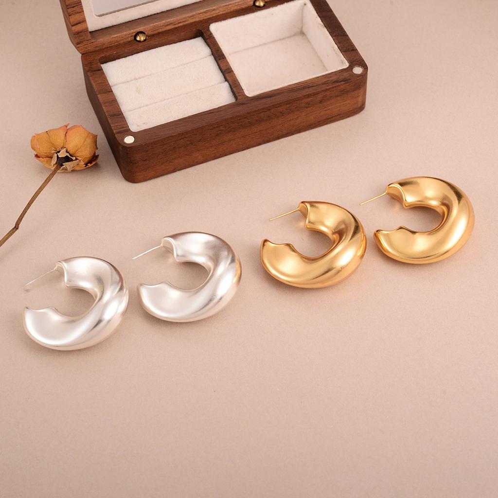 European and American Style C-shaped Tube Exaggerated Earrings Ins Style Light Luxury Fashion Versatile Simple Earrings Niche High-end Stud Earrings