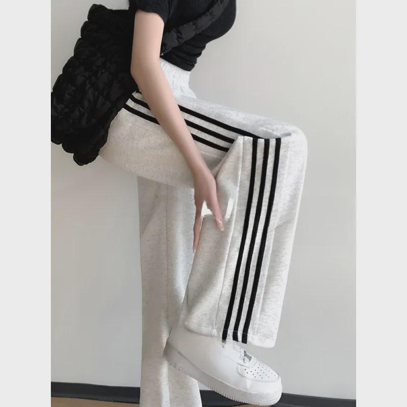 

Женские серые полосатые широкие спортивные брюки - Мода Весна/Лето 2024 S белый/серый