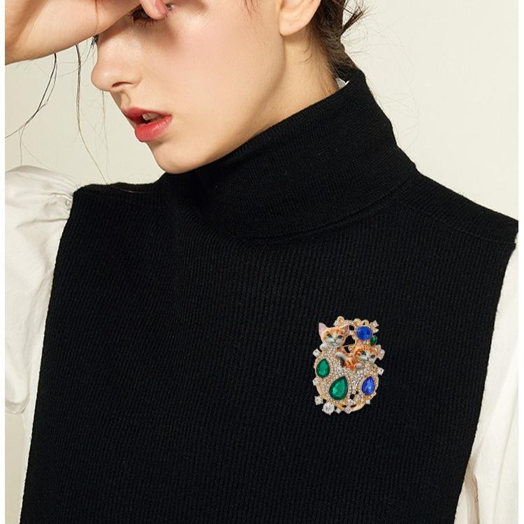Retro dubbele kattenbroche bezet met diamanten, modieus en high-end, veelzijdig in lichte luxe, schattige diervriendelijke borstbloem, damesbroche