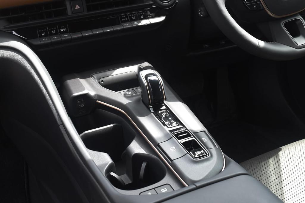 SecondStage Toyota Crown SH35 CROWN Crossover Shift Knob Panel Piano