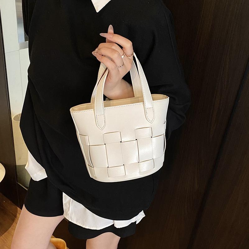 High-end niche woven bag women's new summer shoulder messenger bag fashionable portable bucket bag