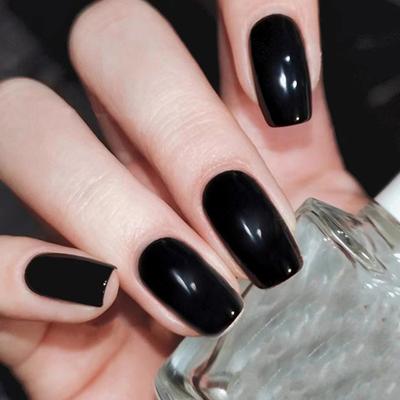 24 Stück süße und coole Volltonfarbe Weiß Hellschwarz Maniküre Fashion Spice Girl Europäische quadratische künstliche Nägel