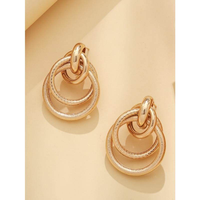Exaggerated Geometric-shaped Metal Earrings with A Fashionable Retro Vibe, Cool Style, and Pearl Accessories.