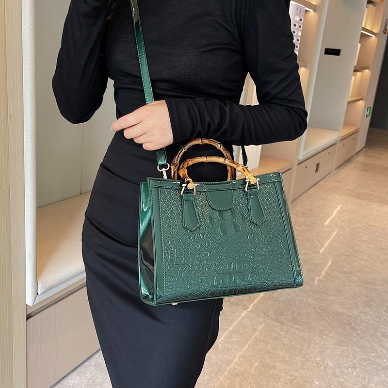 2023 Cross Border New Tote Bag Women's Bag Foreign Trade Leisure Large Capacity Crocodile Pattern Bag Women's Bamboo Handbag