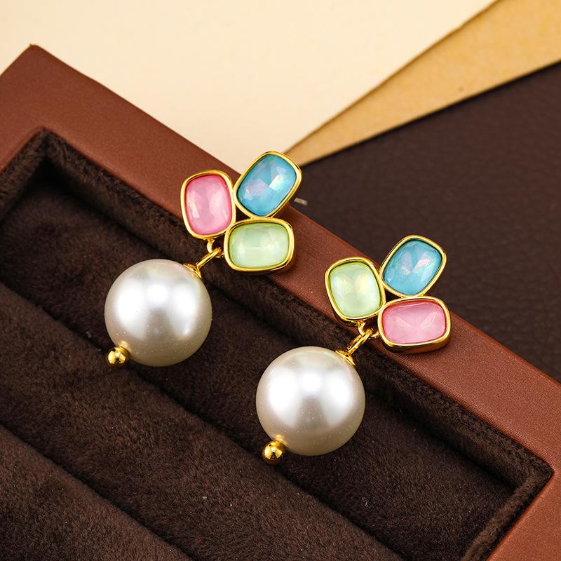 

Original Three-Color Flower French Retro Pearl Earrings - High-End, Niche Design