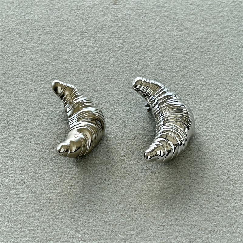Korean Blogger-Inspired Minimalist Croissant Brooch - Unique, Stylish, and Perfect for Couples